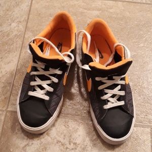 Nike unisex black/orange sneaker